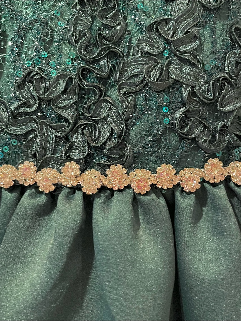 š-Rare Editions Hunter Green Lace Bodice Hi-Lo Dress. Size: 12 - Picture 4 of 6